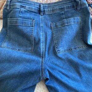 Raw edge hem jeans, no front pockets.